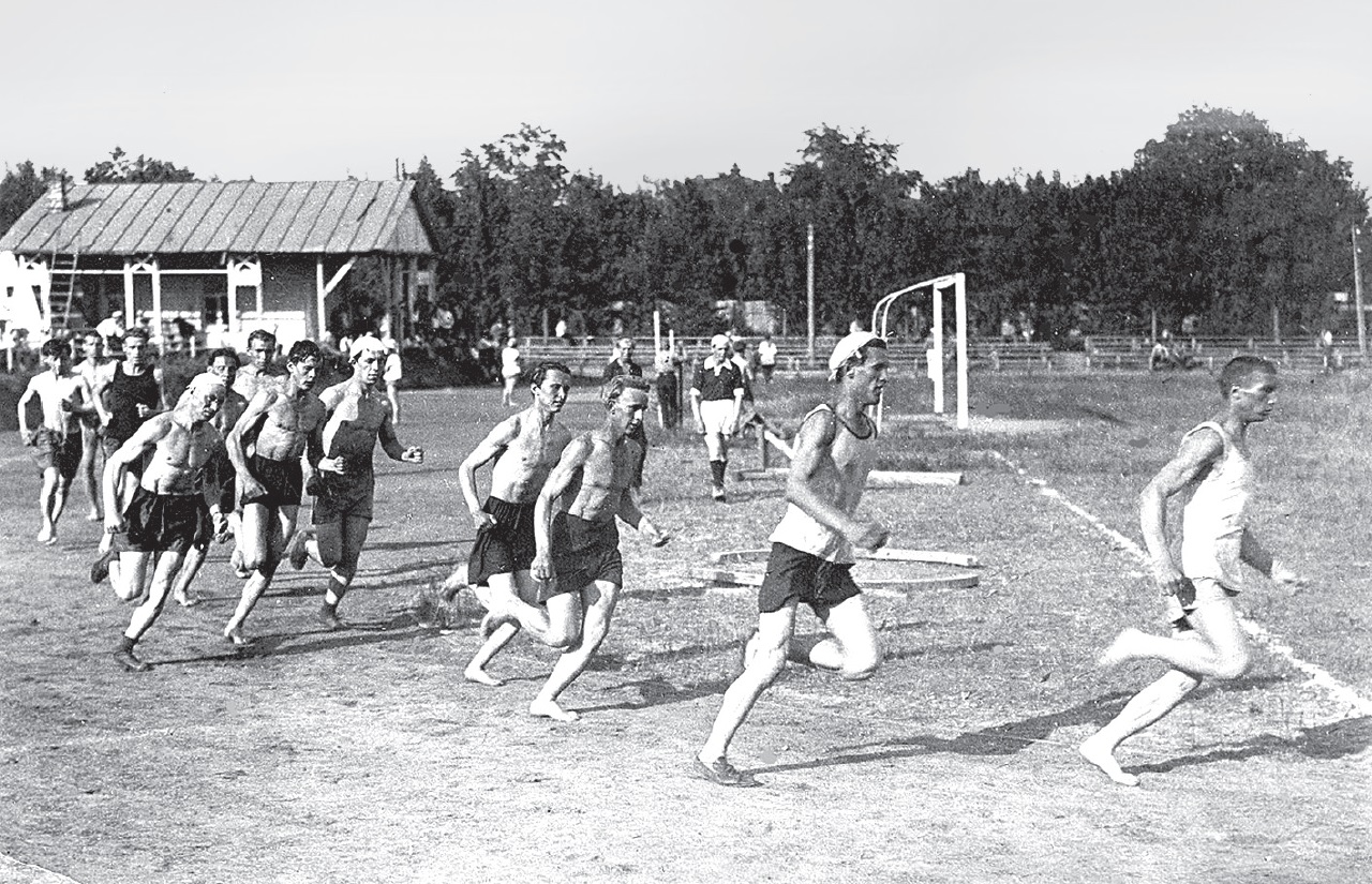 Выздоравливающие солдаты на утренней пробежке